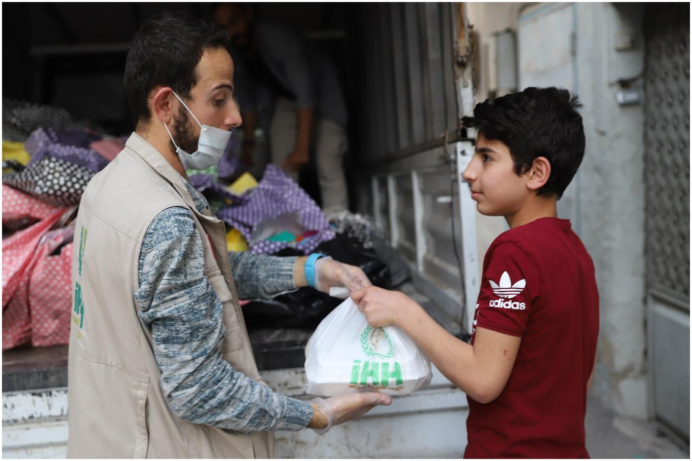 Kilis'te bin 500 yetim aileye iftariye verilip çocuklara oyuncak dağıtıldı